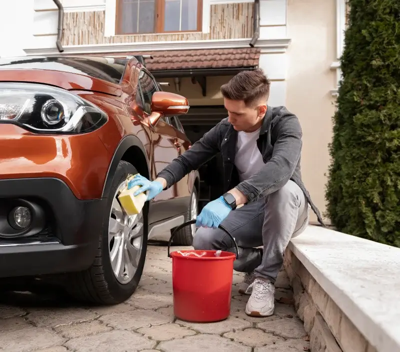 Lavage auto à domicile Villy-Bocage : professionnel intervenant sur un véhicule